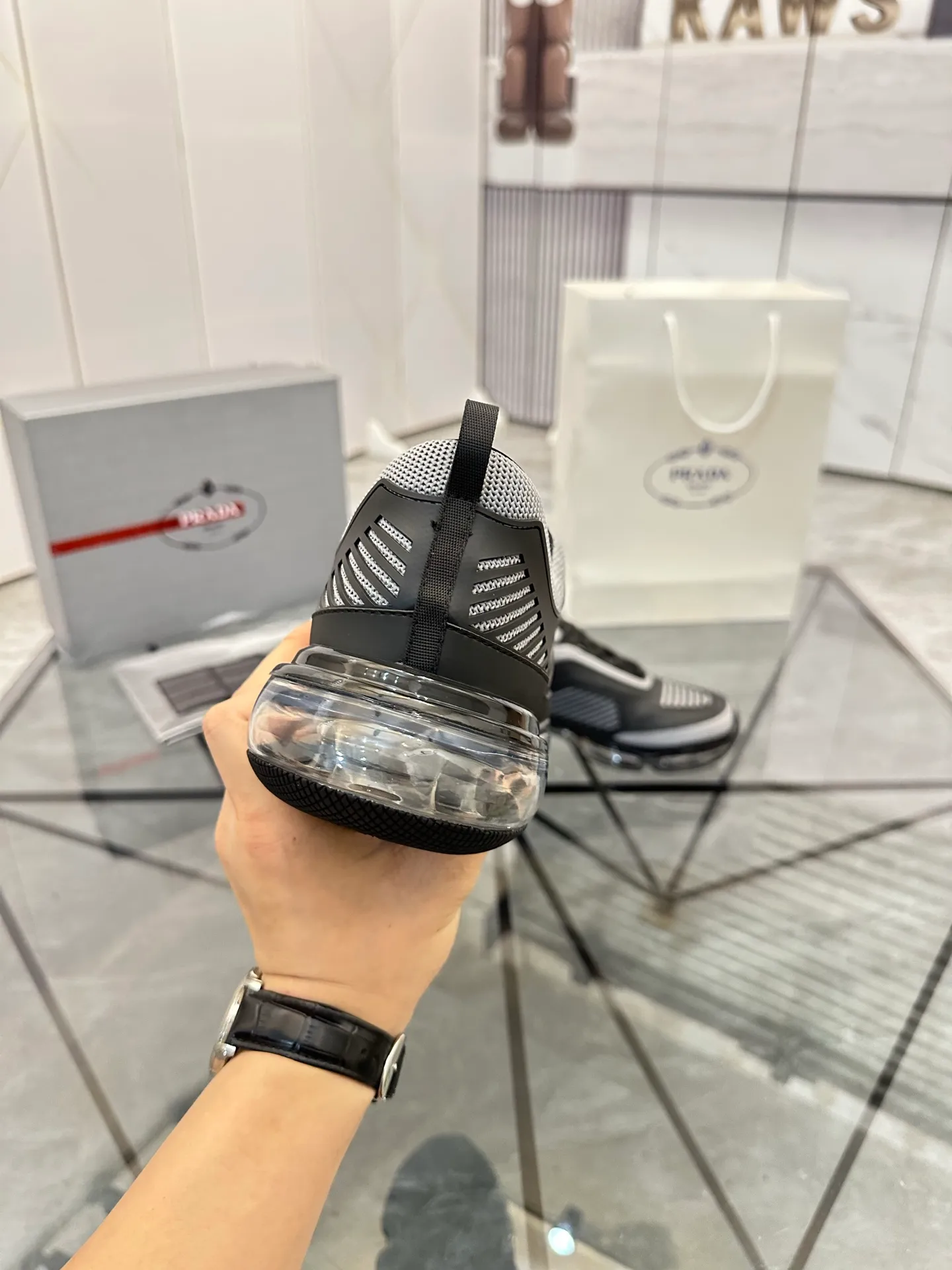Men's shoes for sale 💰: 💰P660¥ High-end top quality Product trademark: Prada *"Prada*" low-top casual shoes Regular size: 38-45 (can be customized to 46) Product materials: Upper imported from the counter original material, breathable lining, cowhide foot pads, original air cushion outsole. No.: 001